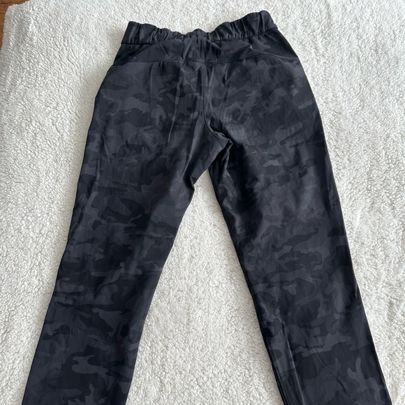 Comfy pants . - Lululemons - camo with  pockets - size 6 - Picture 1 of 3